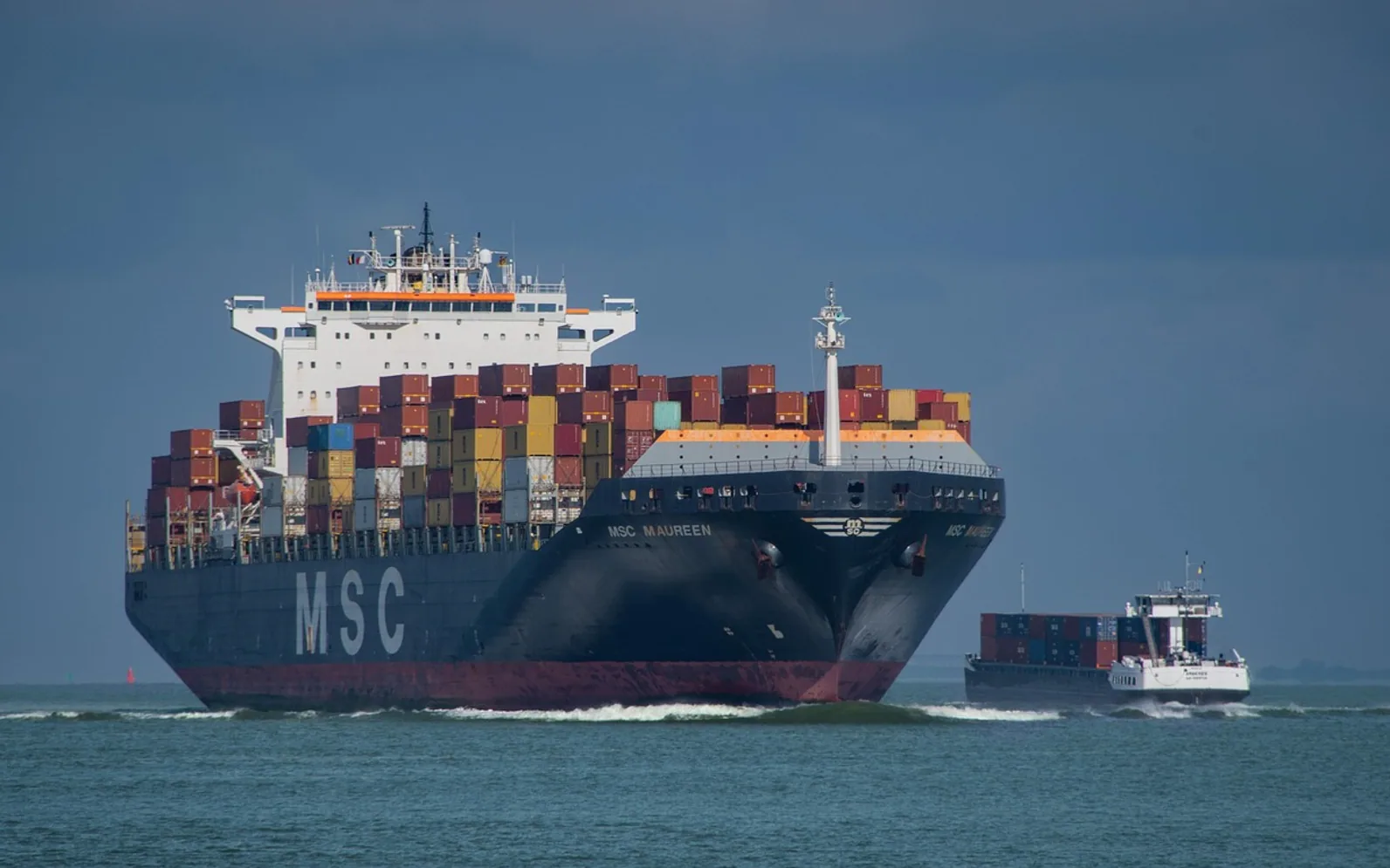 Ship, container ship and container transport