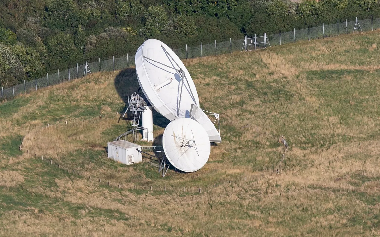Relay station, satellite dish and radio telescope