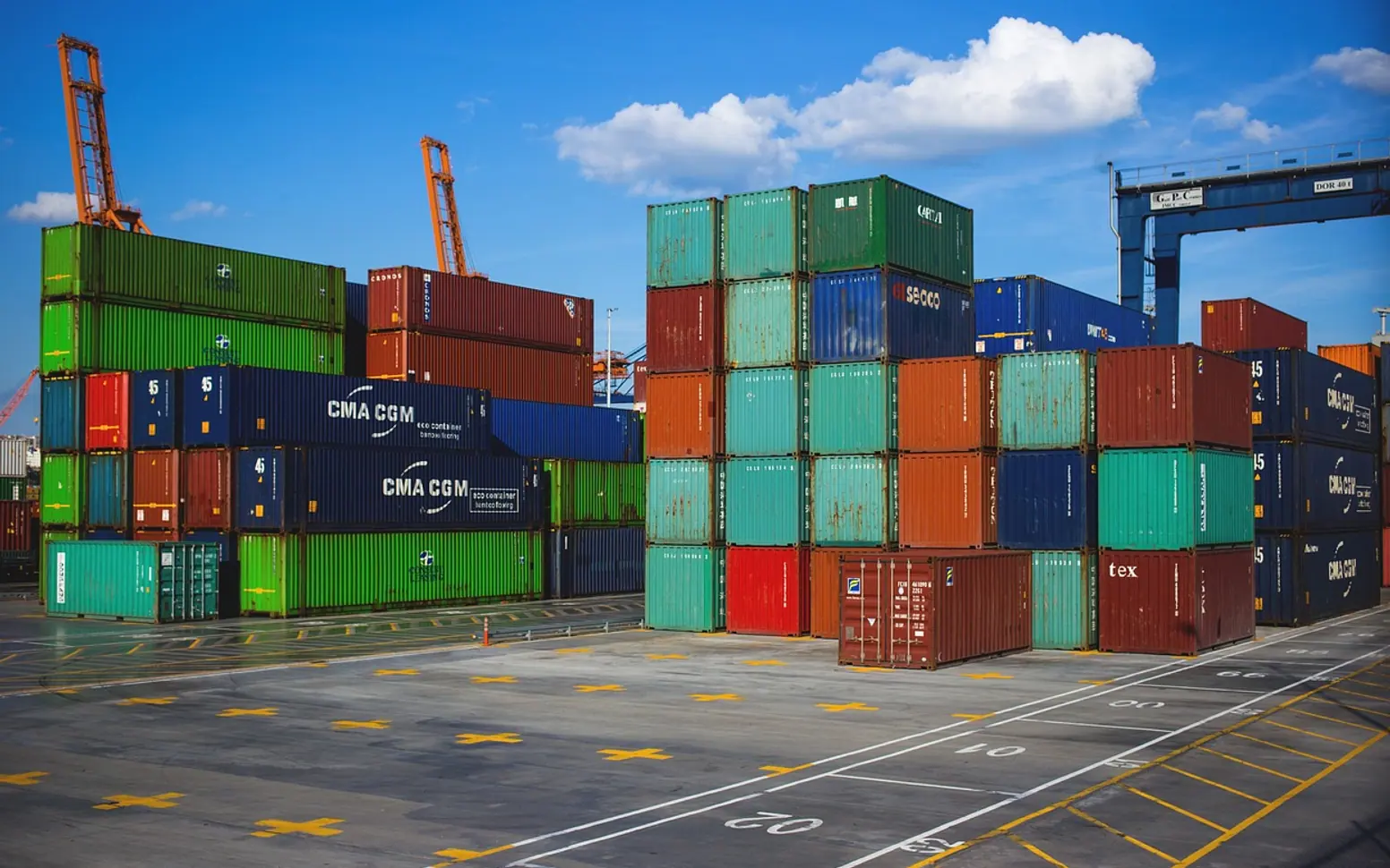 Port, pier and cargo containers