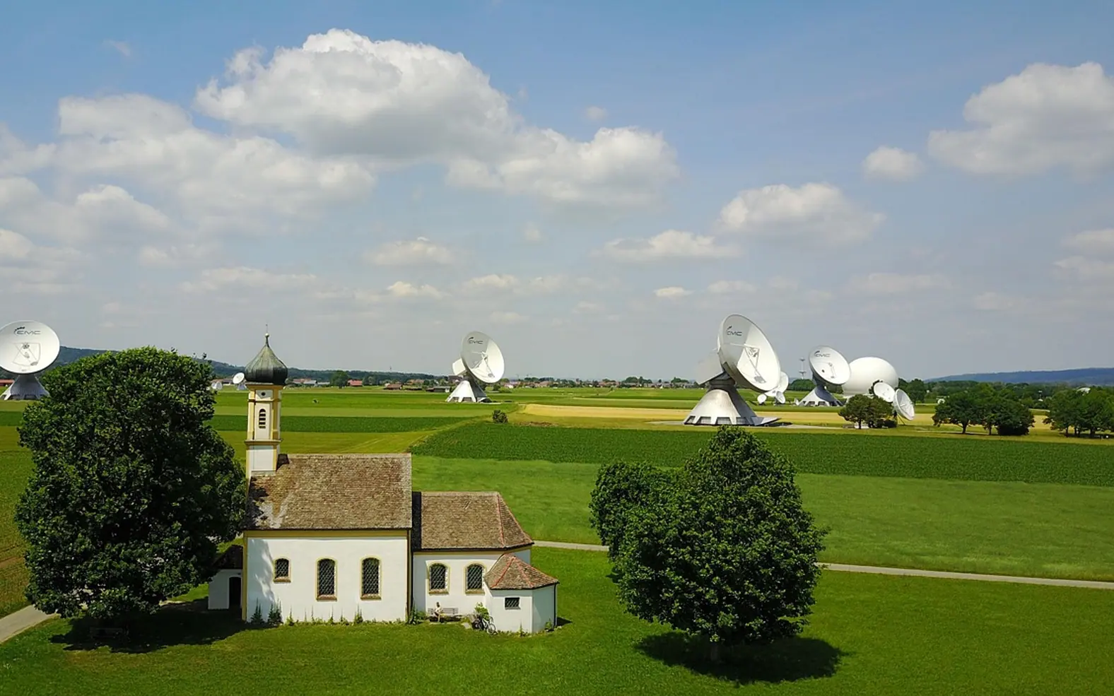 Earth station, antennas and radio antenna